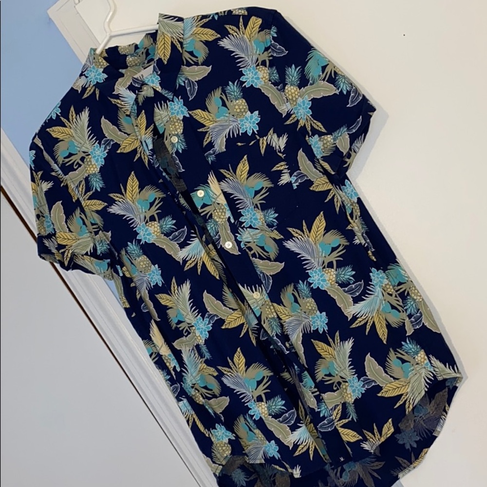 💥3/$25💥 Hawaiian-print button-down